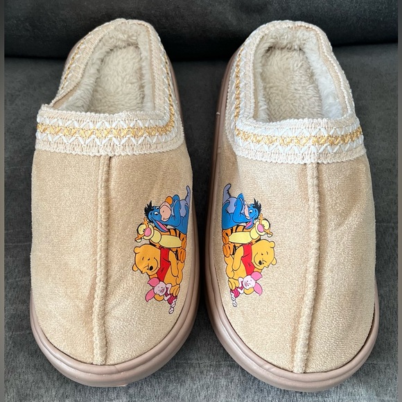 Winnie the Pooh & Friends Slip on Slippers, Women’s Size 8.5/9 New - Picture 1 of 6